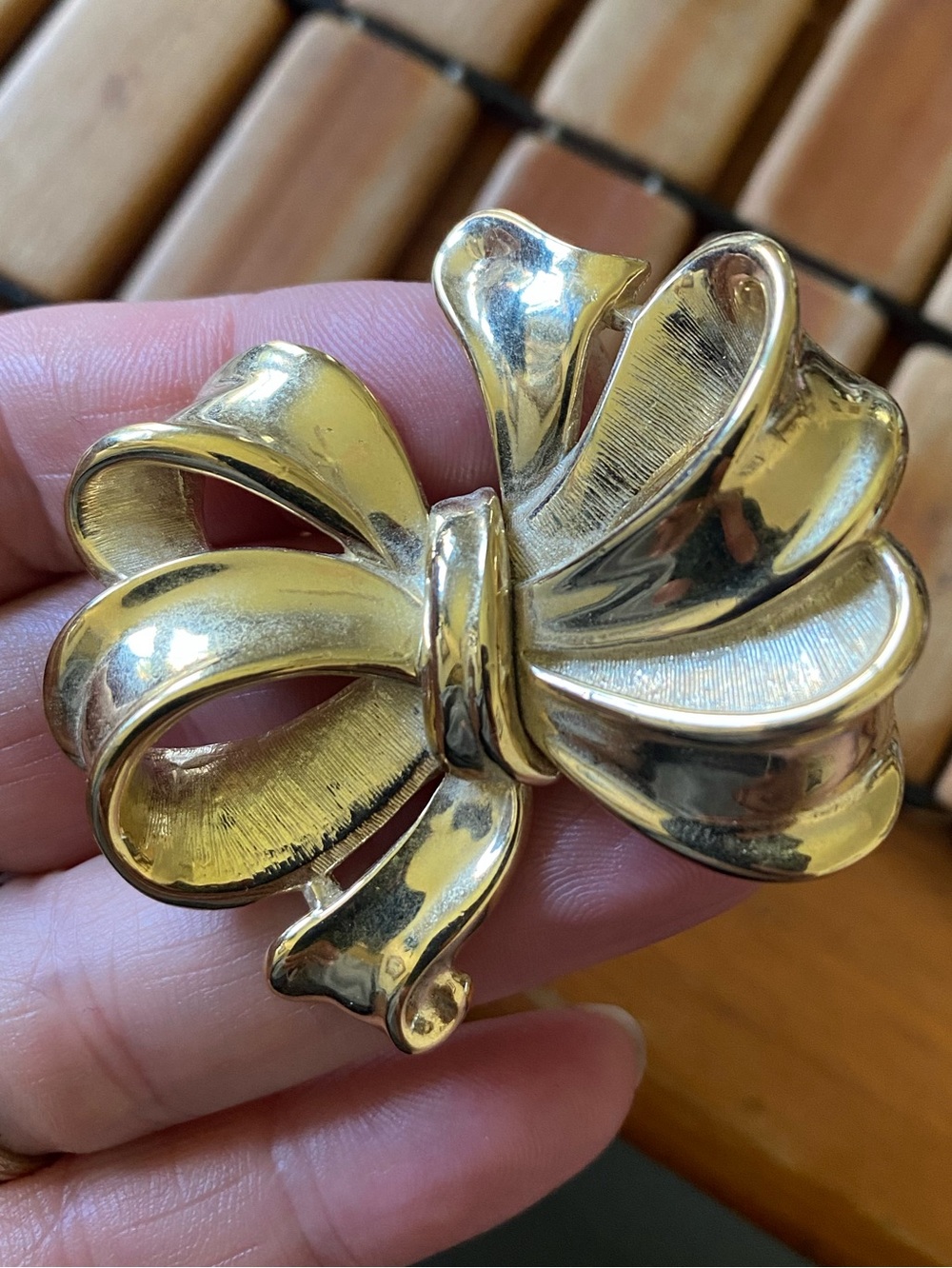Vintage Trifari Gold Tone Bow Ribbon Brooch Pin